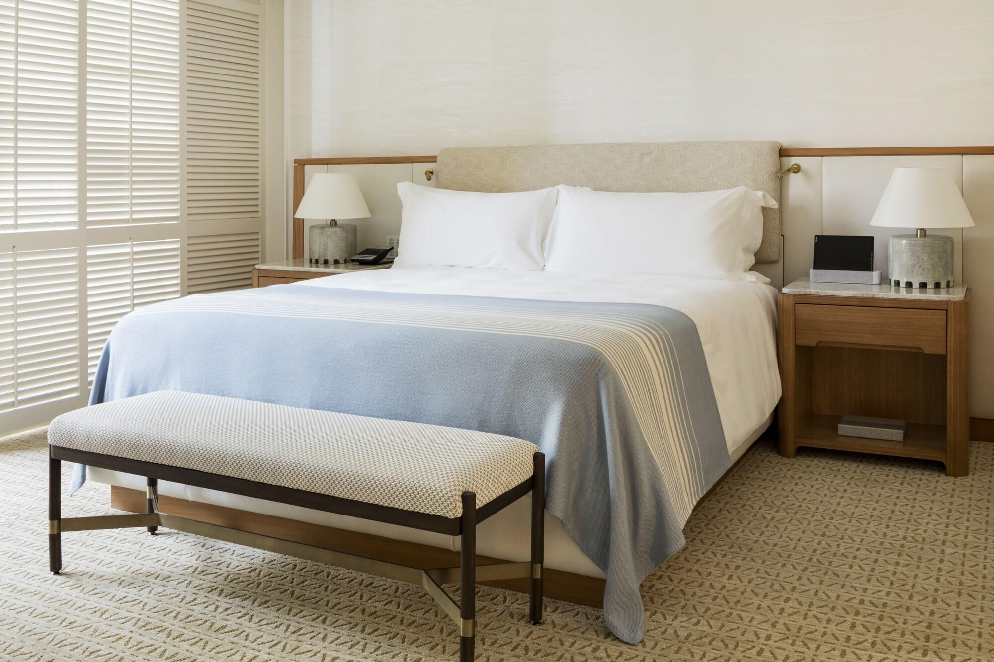 Halekulani - No Resort Fee Χονολουλού Εξωτερικό φωτογραφία A bed with a bed frame