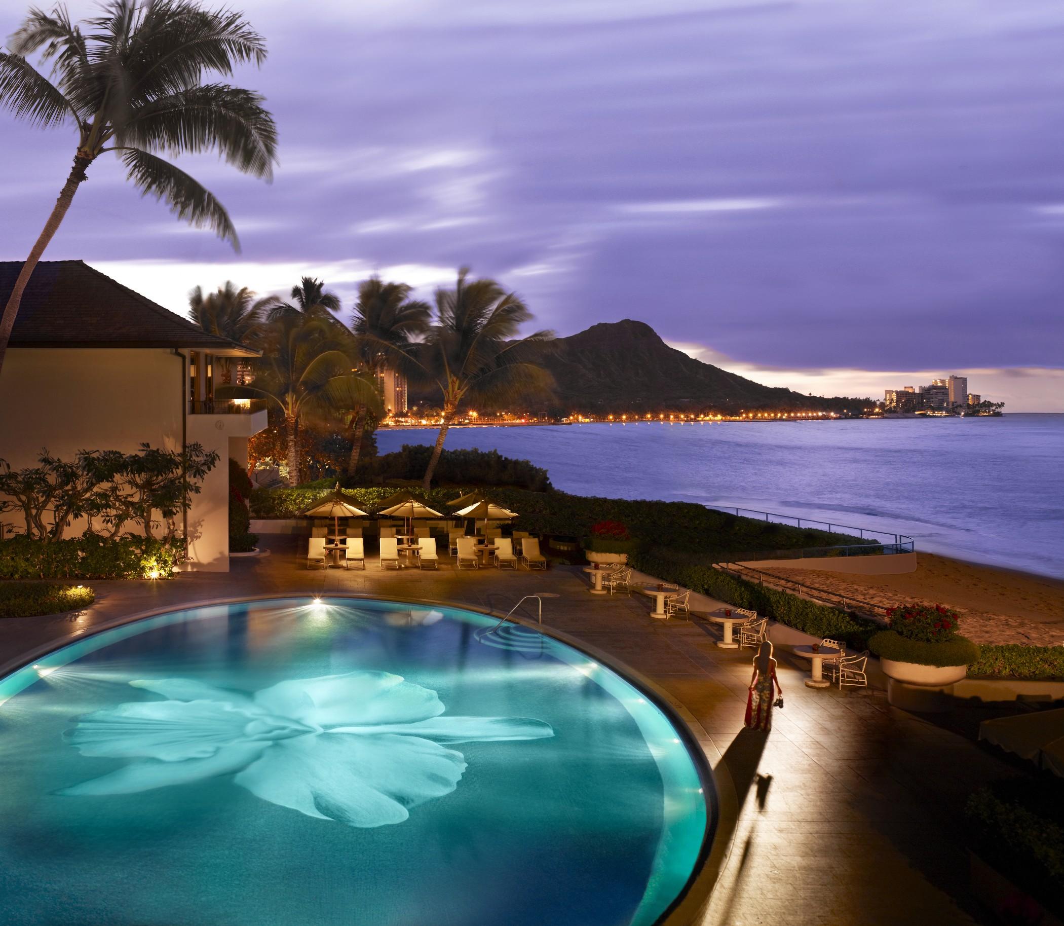Halekulani - No Resort Fee Χονολουλού Εξωτερικό φωτογραφία The Four Seasons Resort Maui at Beach with the West Maui Mountains in the background