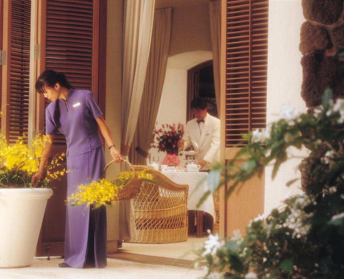 Halekulani - No Resort Fee Χονολουλού Εξωτερικό φωτογραφία A Thai hotel staff